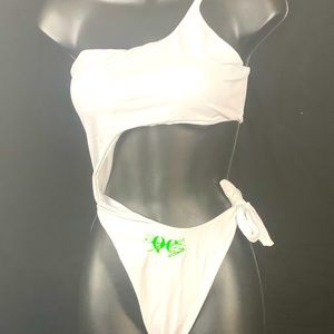 QC Royalty sexy flirty and fit (pearl white green logo side strap 1 piece L)
